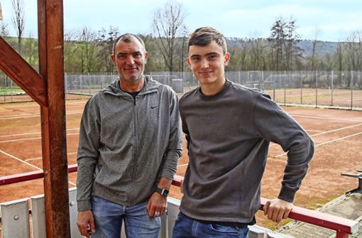 Liam Gavrielides (rechts) mit Vater Marios auf der Terrasse des TCO-Clubhauses  . . . . . . und beim Training in seiner spanischen Wahlheimat. Foto: Archiv (avanti)