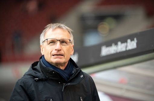Michael Reschke, Sportvorstand beim VfB Stuttgart, spricht Trainer Markus Weinzierl auch nach der Niederlage gegen den FC Bayern sein Vertrauen aus. Foto: dpa