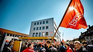 Sie streiken für mehr Lohn, vor allem aber für den Erhalt ihrer Jobs: die Mitarbeiter von  ATB Welzheim am Freitag vor ihrem Werk. Foto: Stoppel