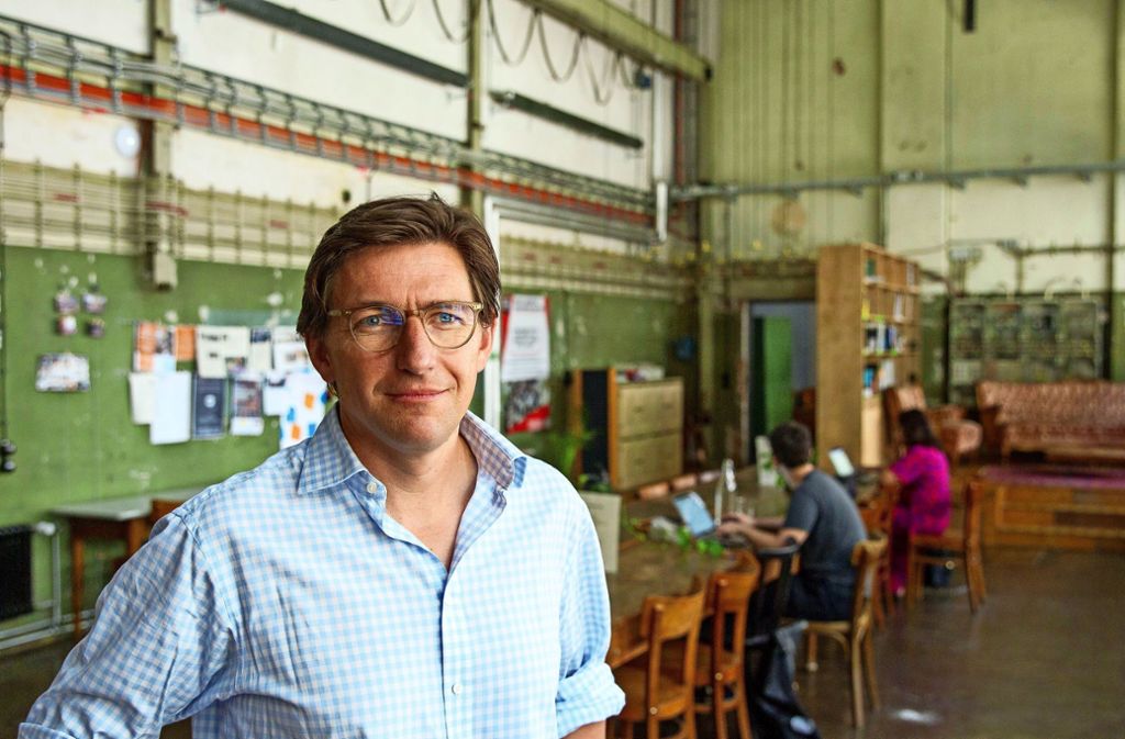 Arbeitsplatz mit Geschichte: Constantin Wizemann in der Industriehalle, die heute Raum für junge Unternehmer bietet.