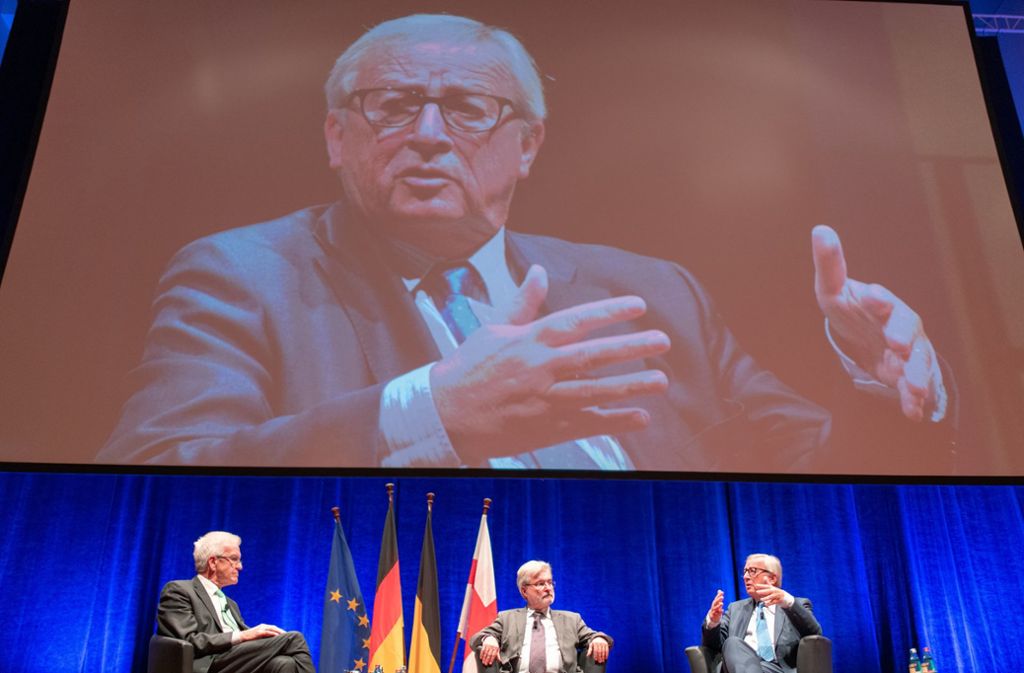 „Europa braucht den Rückenwind der Bürger“, sagte Jean-Claude Juncker (rechts) beim Treffen mit Winfried Kretschmann (links) in Freiburg. Foto: dpa