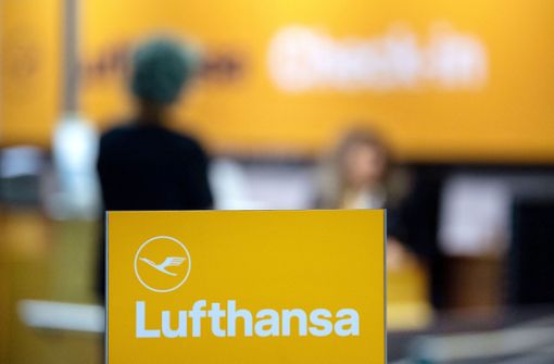 Mitarbeiter am Standort Stuttgart fühlen sich von der Lufthansa verschaukelt. Foto: dpa/Marijan Murat