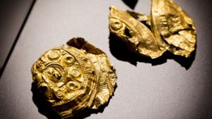 Diese goldenen Haarnadelköpfe  gehörten zum Kopfschmuck der „Dame von Kirchheim“, die vor rund 800 Jahren starb. Foto: Horst Rudel