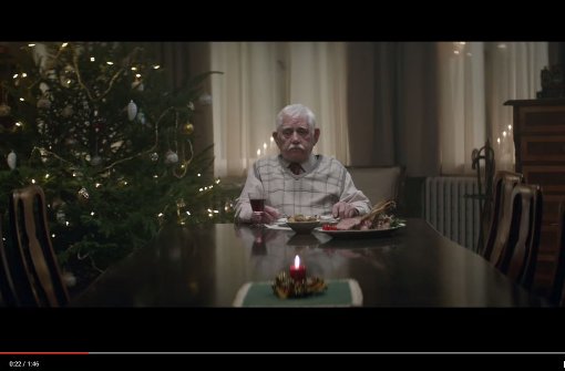 Eine Szene, die ein schlechtes Gewissen macht: der Großvater sitzt Weihnachten allein zuhause in seiner Wohnung. Foto: Screenshot Youtube / Edeka