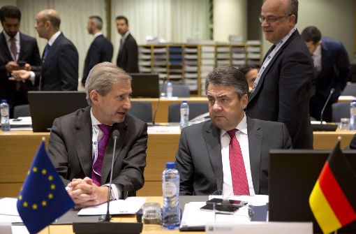 Außenminister Sigmar Gabriel (r.) und EU-Kommissar Johannes Hahn in Brüssel (Belgien) bei der internationalen Konferenz zum Syrien-Konflikt. Deutschland stellt 1,169 Milliarden Euro für die Opfer des syrischen Bürgerkriegs zur Verfügung. Foto: AP