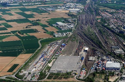 Das mögliche neue Gewerbegebiet zwischen Stuttgart und Kornwestheim liegt direkt neben dem Güterbahnhof. Foto: Werner Kuhnle