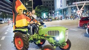 Auf der Theodor-Heuss-Straße in Stuttgart haben die Fans der deutschen Nationalmannschaft ausgelassen gefeiert. Dabei kam auch ein Traktor zum Einsatz. Mehr Fotos in unserer Bildergalerie. Foto: 7aktuell.de/Eyb