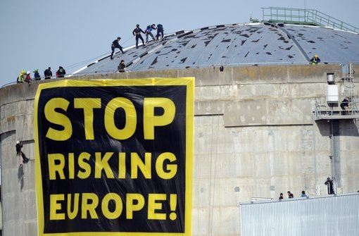 Der französische Meiler Fessenheim ist von Greenpeace-Aktivisten besetzt worden. Sie foedern die frühere Abschaltung der betagten Anlage. Foto: dpa