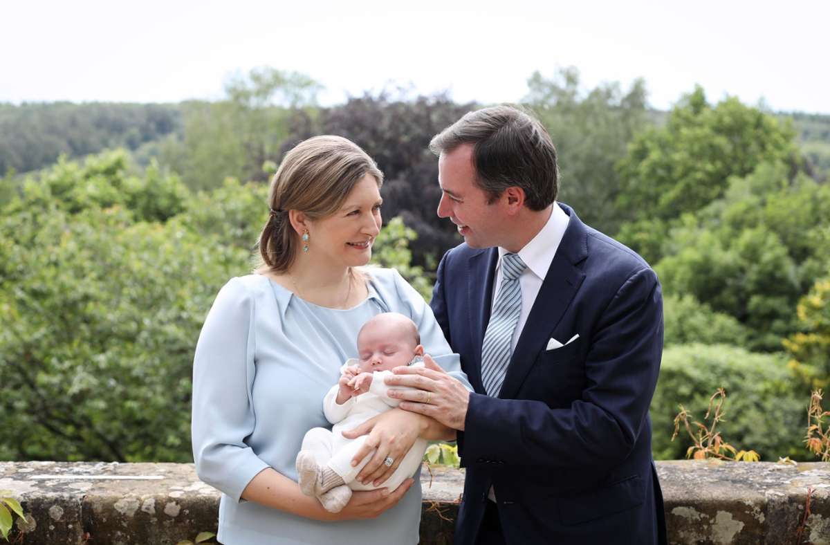 Die glückliche Familie: Prinz Charles in den Armen seiner Eltern, Erbgroßherzogin Stéphanie und Erbgroßherzog Guillaume.
