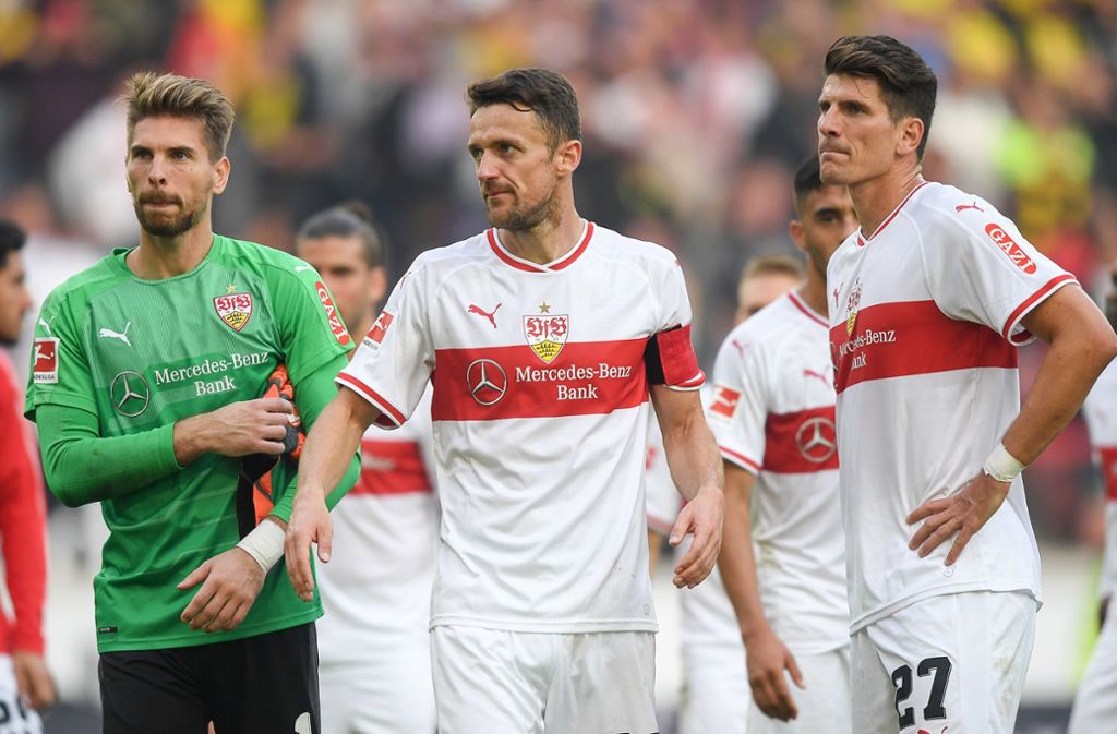 Ron-Robert Zieler. Christian Gentner und Mario Gomez (von links) werden ihrer Rolle als  oberste Hüter des Leistungsklimas beim VfB in dieser Saison nicht gerecht. Foto: dpa