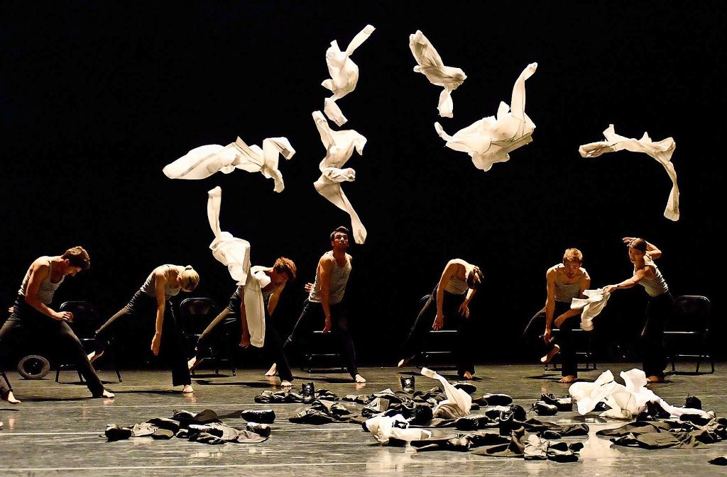 Szene aus der Choreografie „Minus 16“ von Ohad Naharin