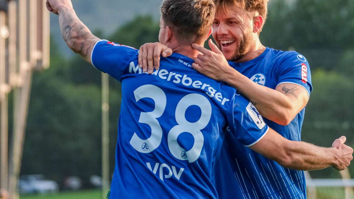 Stuttgarter Kickers gegen TSG Balingen Die Blauen erkämpfen sich ein 22 in Unterzahl
