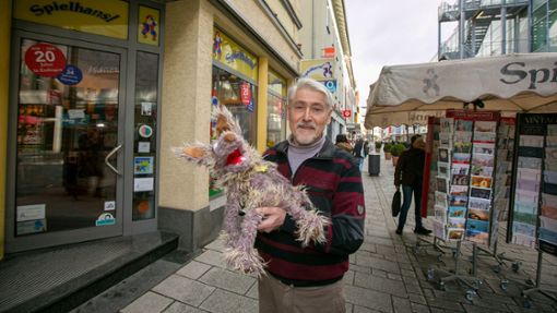 Bertram Kipp vor seinem Spielzeugladen  in der Bahnhofstraße Foto: Roberto Bulgrin