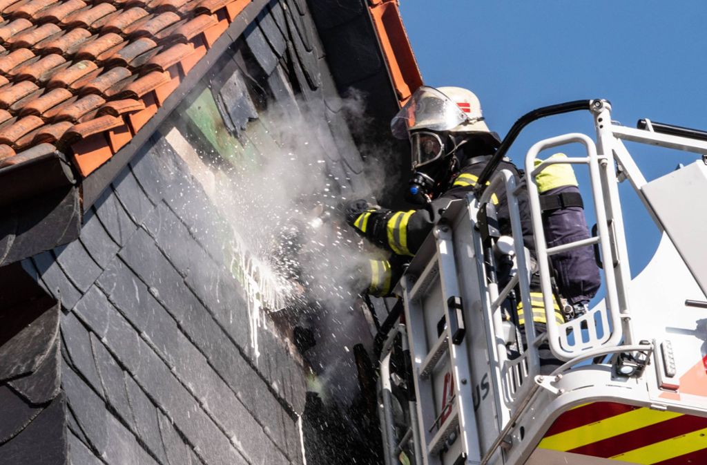 Die Feuerwehr musste am Mittwochmittag einen Fassadenbrand in Stuttgart-Hedelfingen löschen.