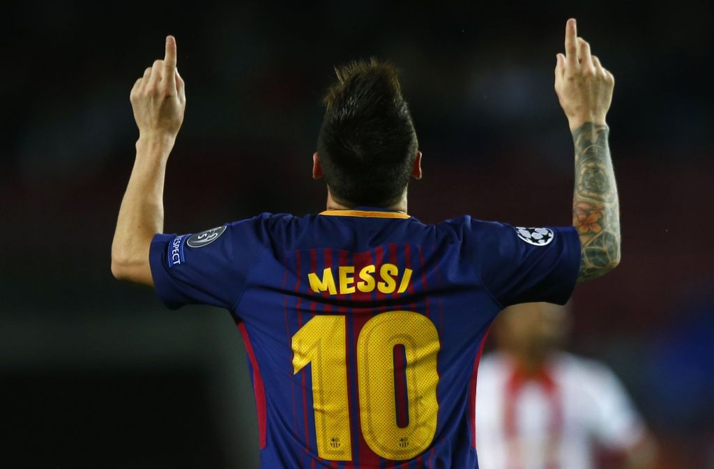 Lionel Messi vom FC Barcelona hat den Arm tätowiert. Gleichzeitig hat er auch das Bein tätowiert.