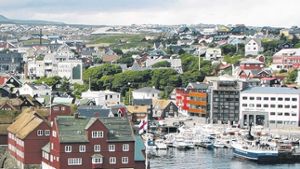 Eine Welt für sich: Tórshavn, die Hauptstadt der Färöer-Inseln.  Foto: Albeck