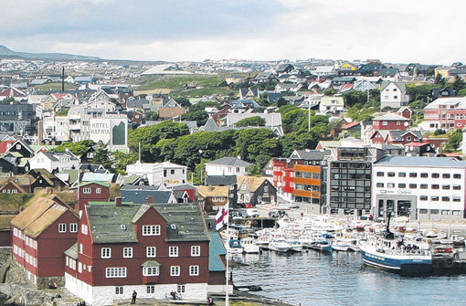 Eine Welt für sich: Tórshavn, die Hauptstadt der Färöer-Inseln.  Foto: Albeck