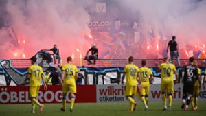 Die Stuttgarter Kickers haben wieder Grund zu feiern. Foto: Pressefoto Baumann/Julia Rahn