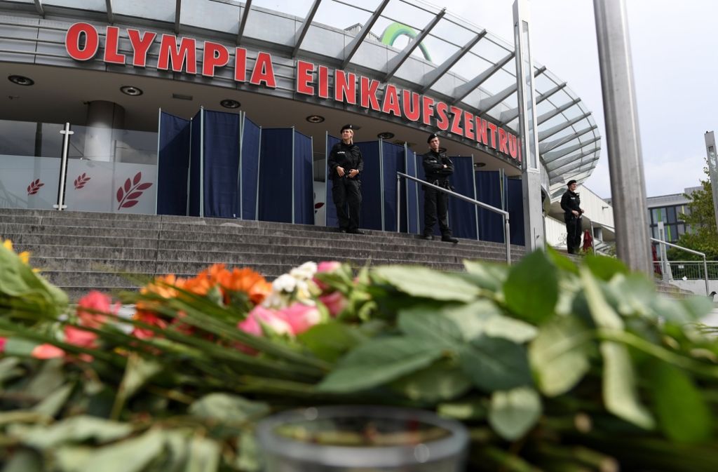 Vor dem Ort des Schreckens, dem Olympia-Einkaufszentrum, verleihen die Menschen ihrer Trauer Ausdruck. Foto: dpa