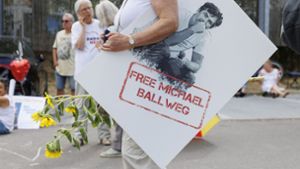 Während der Verhandlung demonstrieren Ballwegs Anhänger vorm Gerichtssaal in Stammheim. Foto: Lichtgut/Julian Rettig