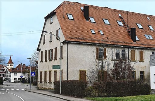 Das recht zentral gelegene Gebäude ist stark sanierungsbedürftig. Foto: Werner Kuhnle