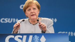 Auf einer CSU-Veranstaltung zieht Merkel Bilanz der vergangenen Gipfel-Woche. Foto: dpa