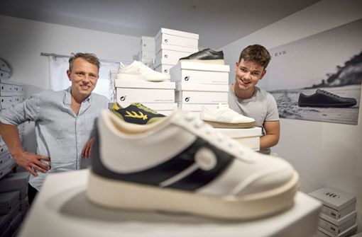 Timo (links)  und Jan Reyser  sind vollends überzeugt von ihren Schuhen aus veganem Leder. Foto: Gottfried Stoppel