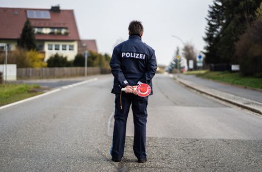 Ein Polizist kontrolliert die Ortsein- und ausfahrt im bayrischen Mitterteich. Foto: dpa/Nicolas Armer