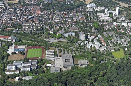 Die Hochschulen rüsten sich für die Zukunft, liegen aber sensibel zwischen Favoritepark (vorne) und Wohnbebauung. Foto: Werner Kuhnle