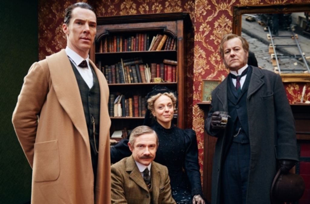 Von links nach rechts: Sherlock Holmes (Benedict Cumberbatch), Dr. John Watson (Martin Freeman), Mary Watson (Amanda Abbington) und Inspektor Lestrade (Rupert Graves).