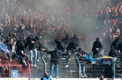 Diese Chaoten vom 1. FC Nürnberg provozieren einen Spielabbruch in der Partie beim Karlsruher SC. Foto: dpa