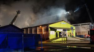 Am Donnerstagabend ist in Karlsruhe ein Brand in einer Lagerhalle ausgebrochen. Foto: SDMG