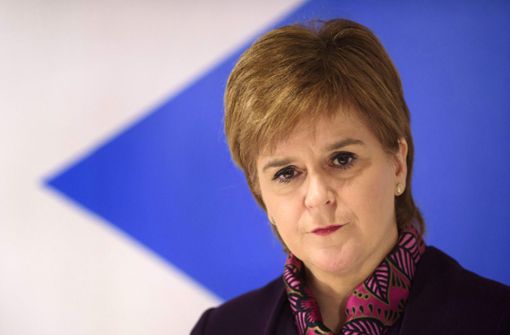 Aufgeschoben ist nicht aufgehoben: Schottlands Regierungschefin Nicola Sturgeon hält am Plan für Schottlands Unabhängigkeit fest. Zuerst soll aber die Coronakrise  überwunden werden. (Archivbild) Foto: AFP/JOHN LINTON