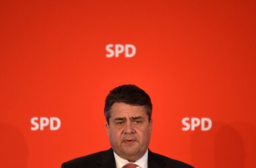 Wieder eine launengetriebene These von SPD-Chef Sigmar Gabriel oder tatsächlich ein Strategiewechsel? Gabriel bringt ein rot-rot-grünes Bündnis ins Spiel. Foto: dpa