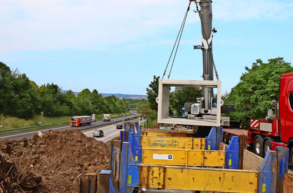 Direkt neben der Bundesstraße in Richtung Stuttgart versenken Bauarbeiter das zweite der neuen Havariebecken für den Kappelbergtunnel. Foto: Patricia Sigerist