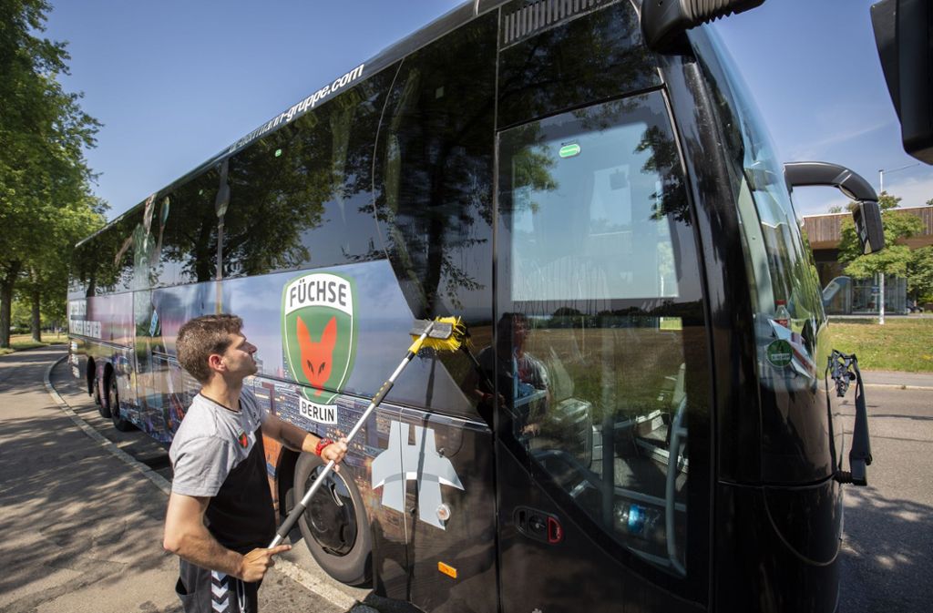 Der Mannschaftsbus der Füchse Berlin soll stets von der besten Seite gezeigt werden.