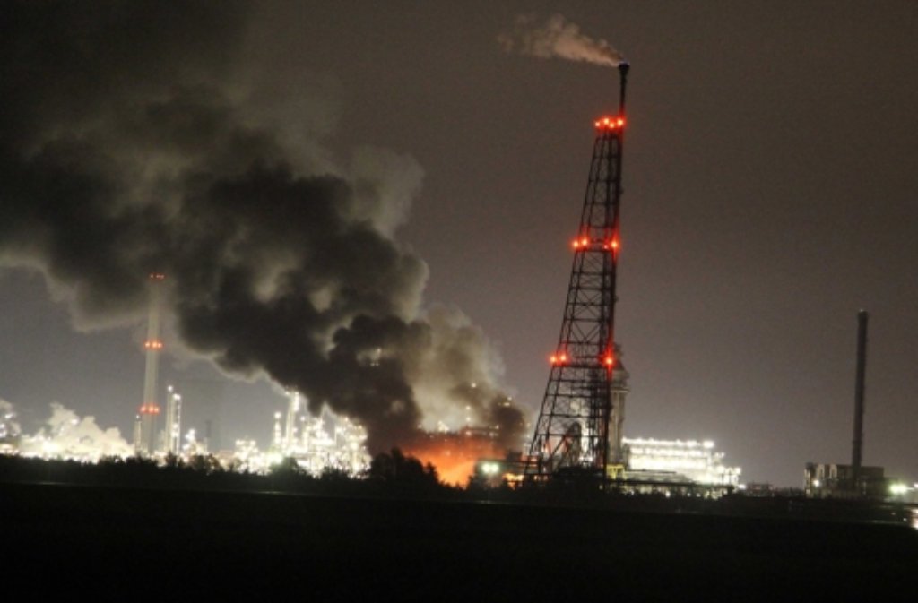In einem Shell-Chemiewerk im niederländischen Moerdijk haben mehrere Explosionen einen Großbrand ausgelöst.