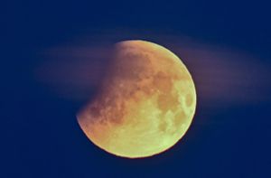 Bei der Mondfinsternis wird der Erdtrabant in ein rötlich-fahles Licht getaucht. Foto: dpa/Patrick Pleul