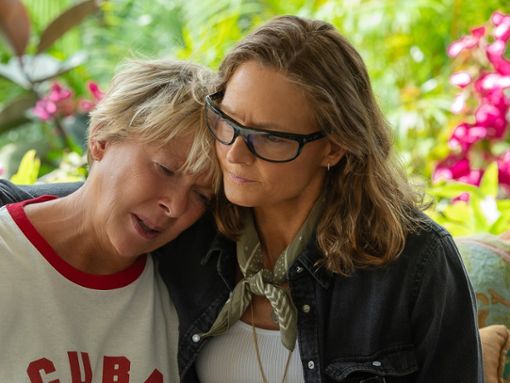 Annette Bening (l.) und Jodie Foster in Nyad. Foto: Kimberley French/Netflix