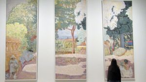 Eine Besucherin steht in Paris in der Fondation Louis Vuitton vor dem Werk „Das Mittelmeer“ von Pierre Bonnard, das zur legendären Morosow-Sammlung gehört. Foto: dpa/Sabine Glaubitz