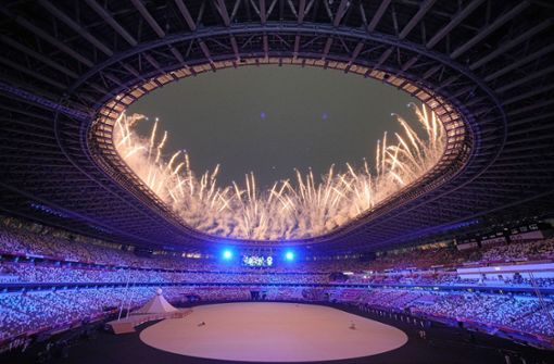 Mit viel Feuerwerk startete die Eröffnungsfeier der Olympischen Spiele in Tokio. Foto: dpa/Michael Kappeler