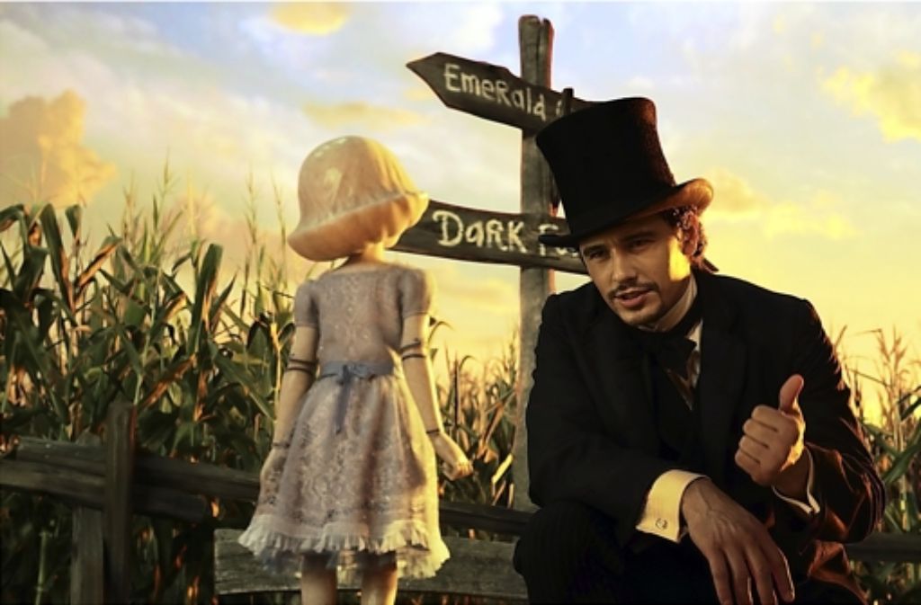 James Franco als Zauberer-Hochstapler mit dem goldigen Porzellanmädchen in Sam Raimis Film „Die fantastische Welt von Oz“. Foto: Verleih
