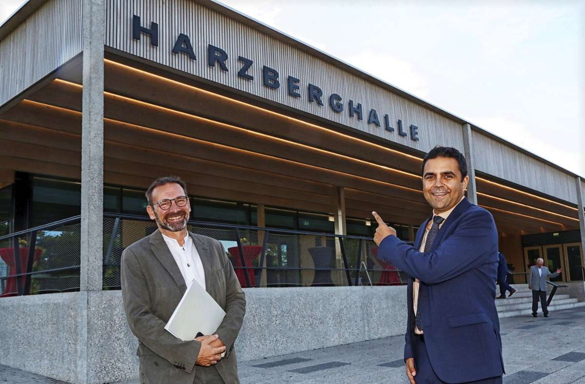 Architekt Michael Jöllenbeck (links) und Bürgermeister Ralf Zimmermann freuen sich mit den Bürgern über die fertiggestellte Halle.