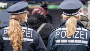 Zwei Polizistinnen: In den vergangenen fünf Jahren gab es 27 Meldungen sexueller Übergriffe durch Vorgesetzte in der Polizei Baden-Württembergs. Foto: dpa/Sebastian Gollnow