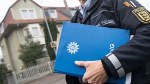 Ein Polizist vor dem Wohnhaus in Karlsruhe, in dem ein Mann gewohnt haben soll, der verdächtigt wird, einen Anschlag auf dem Karlsruher Schlossplatz geplant zu haben. Foto: dpa