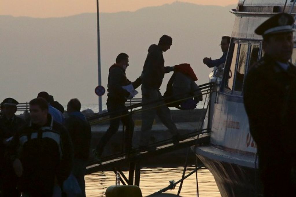 Die ersten Flüchtlinge wurden per Fähre von der griechischen Insel Lesbos zurück in die Türkei gebracht.