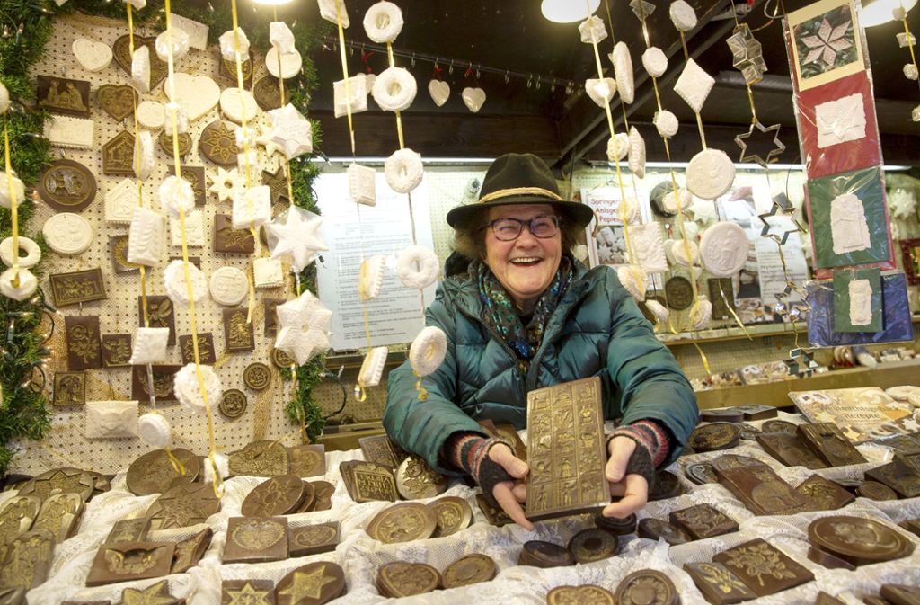 Irmgard Tinz ist von Beruf Wachsbildnerin. In ihrer Werkstatt in Weilimdorf stellt sie Wachsmodel her, die sie auf dem Weihnachtsmarkt verkauft. Foto: Lichtgut/Leif Piechowski