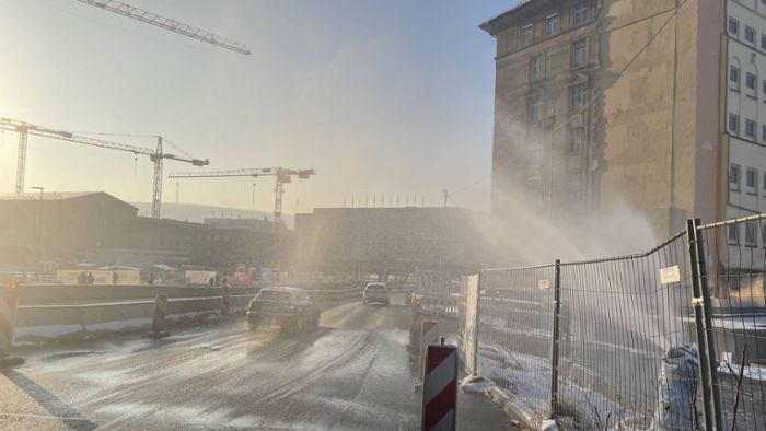 Wasserrohrbruch verwandelt Straße in Eispiste