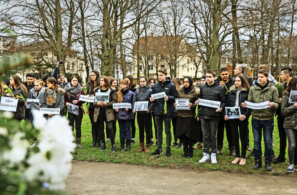 Schülerinnen und Schüler der Schiller-Realschule haben im Göppinger Schlossgarten gegen Ausgrenzung und Benachteiligung demonstriert. Foto: Horst Rudel