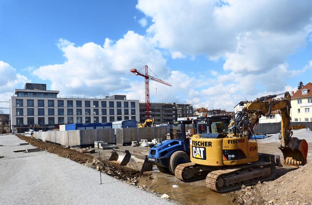 Die Arbeiten auf dem Güterbahnhof-Areal schreiten voran. Im Hintergrund der Volksbankneubau, der bereits in   diesem Jahr bezogen wird. Foto: Uli Nagel